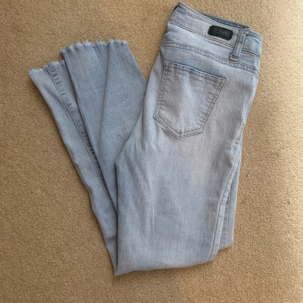 Light wash skinny jean